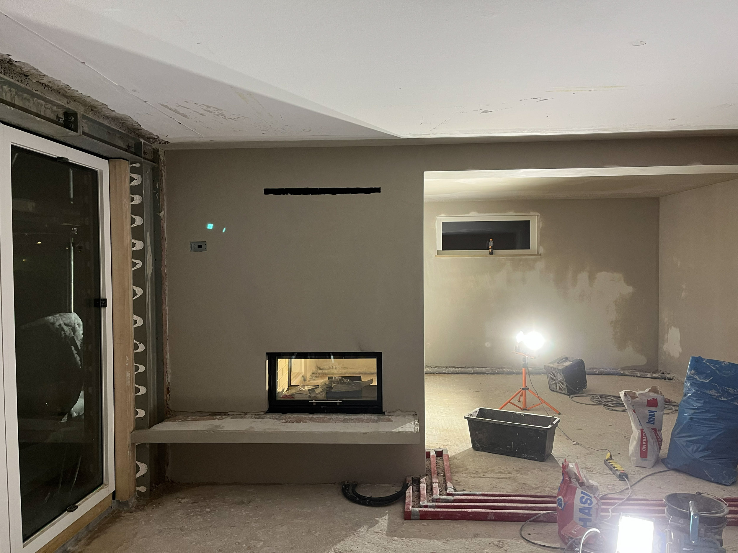 wasserführender Tunnel-Kamin als Raumteiler Baustelle mit einem Kamin eingebaut in einer Wand als Raumteiler